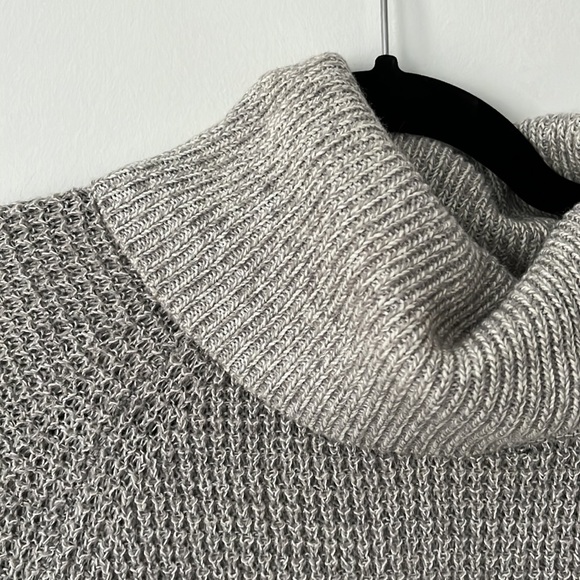 Grey turtleneck sweater - Picture 3 of 3